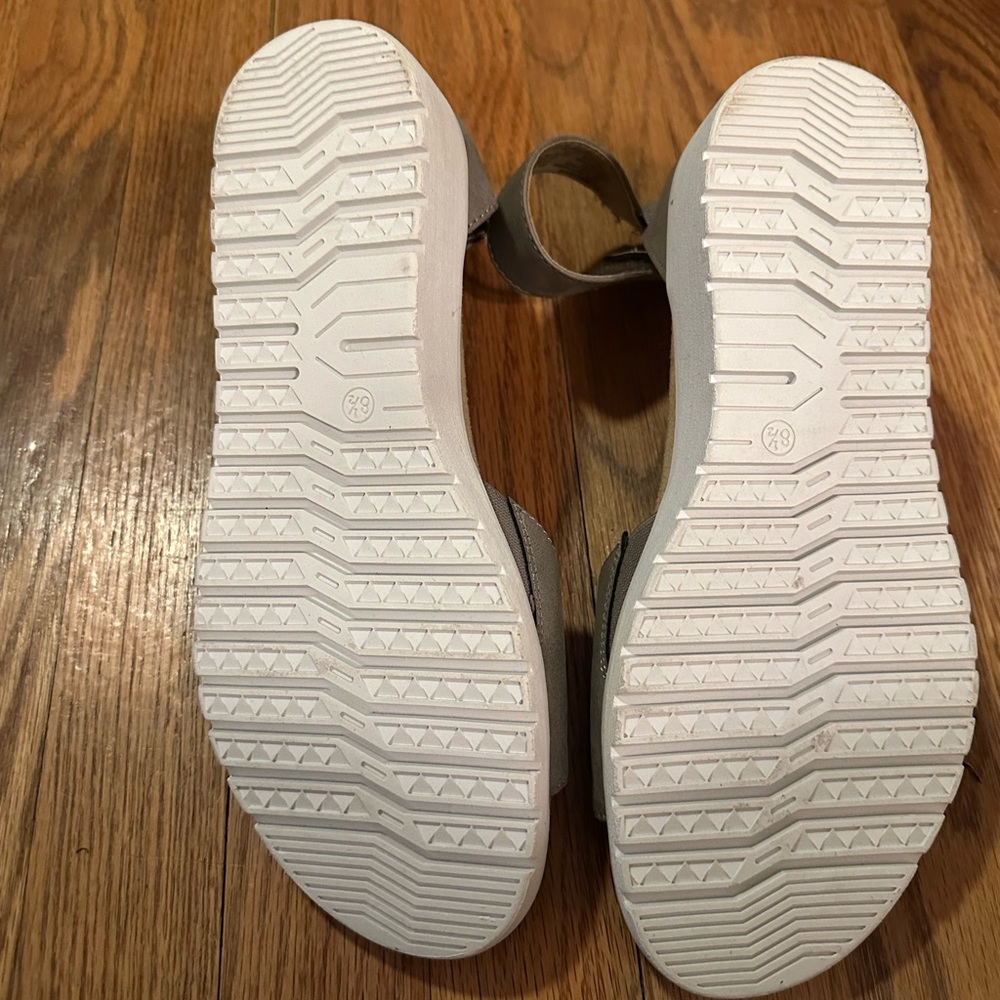 Earth Spirit Women's Gray and Silver Sandals - Picture 4 of 4
